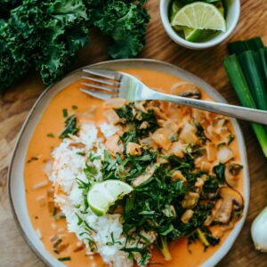 Ein gesundes Spinat Curry mit Reis und frischen Kräutern.