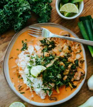 Ein gesundes Spinat Curry mit Reis und frischen Kräutern.
