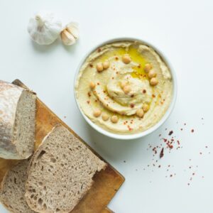 Frischer Hummus aus Kiechererbsen mit Brot.