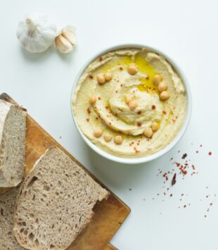 Frischer Hummus aus Kiechererbsen mit Brot.