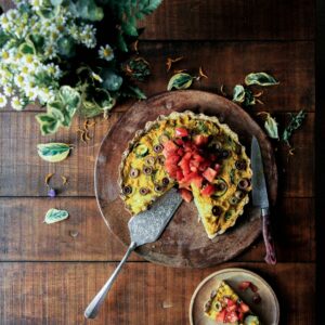 Eine mediterrane Quiche mit Oliven.