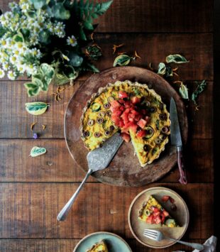 Eine mediterrane Quiche mit Oliven.