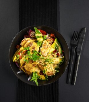 Ein bunter Salat mit Hähnchen.