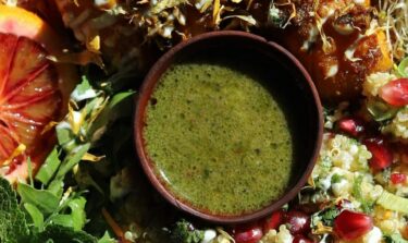 Vegetarische Bowl mit frischem Gemüse