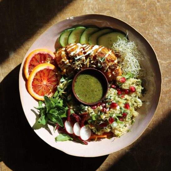 Vegetarische Bowl mit frischem Gemüse