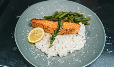 Frisch gekochter Lachs mit Reis und Gemüse auf einem Teller