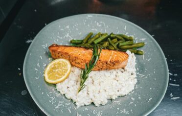 Frisch gekochter Lachs mit Reis und Gemüse auf einem Teller