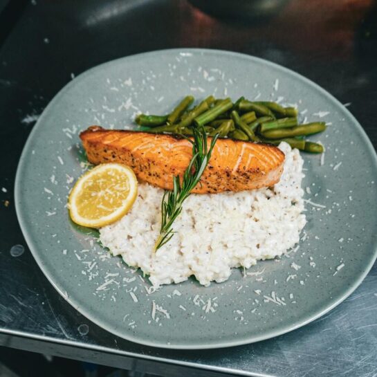 Frisch gekochter Lachs mit Reis und Gemüse auf einem Teller