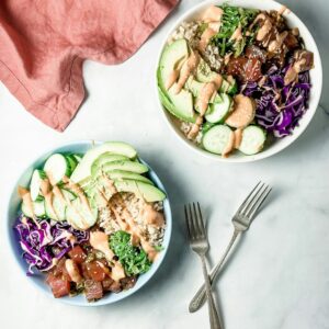 Zwei gesunde Bowls mit Falafeln und Gemüse.