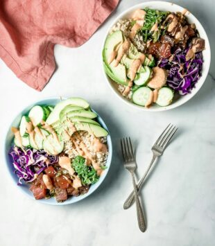 Zwei gesunde Bowls mit Falafeln und Gemüse.