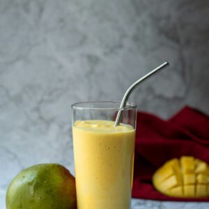 Ein gesunder Mango Smoothie mit frischen Mangos.