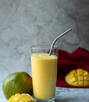 Ein gesunder Mango Smoothie mit frischen Mangos.