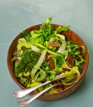 Eine Schüssel mit grünem Löwenzahnsalat mit vielen Bitterstoffen.