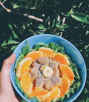 EIne Schale mit eintönigen Rucola-Orangen Salat.