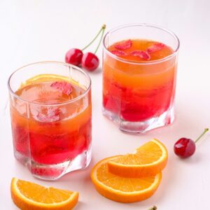 Zwei Gläser mit frischen roten Fruchtsaft.