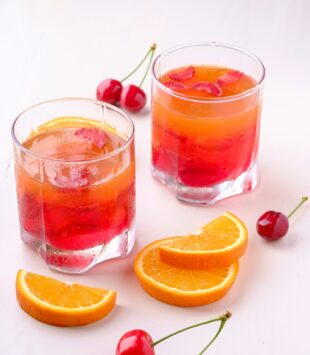Zwei Gläser mit frischen roten Fruchtsaft.