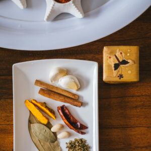 Eine Platte mit verschiednen Kräutern, Pflanzen und Gewürzen, die im Abnehmpflaster enthalten sind.