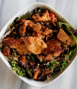 Ein grüner Chicoree Salat mit gebratenem Hähnchen.