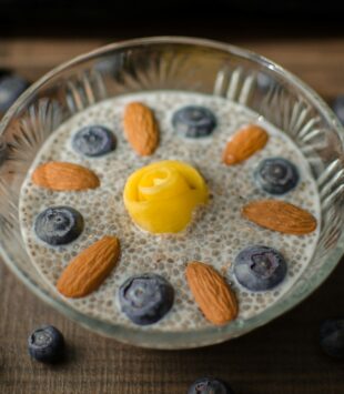 Eine Schale mit Chiapudding, Nüssen und Blaubeeren.