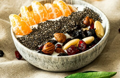 Eine Bowl mit Chiasamen, Obst und Nüssen.