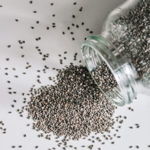 Ein ausgekipptes Glas mit Chiasamen.