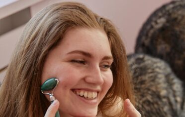 Frau mit Gesichtsroller
