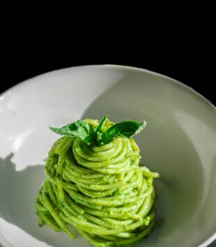 Pasta mit grünem Pesto.