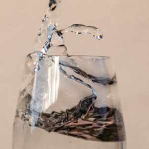 Ein Glas Wasser mit Chiasamen.