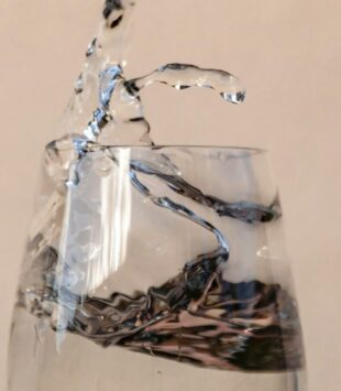 Ein Glas Wasser mit Chiasamen.