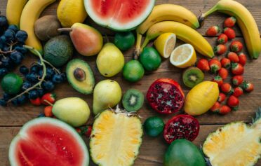 verschiedenes Obst auf Anrichte