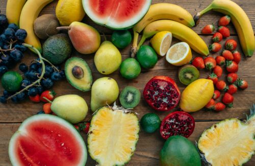 verschiedenes Obst auf Anrichte