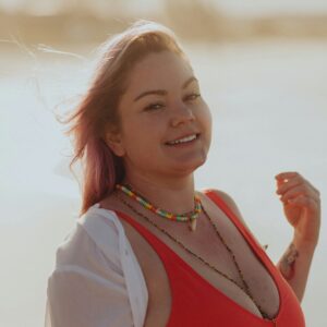 junge lächelnde Frau