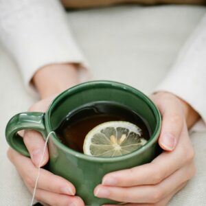 Tee mit Zitronenscheibe