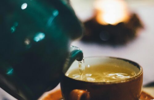 Tee zum Abnehmen wird in Tasse gegossen