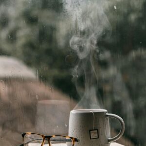 heiße Tasse Tee auf Büchern