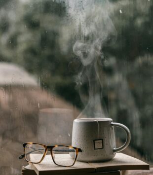 heiße Tasse Tee auf Büchern