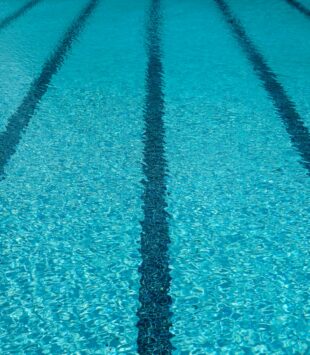 Eine Schwimmbecken mit verschiedenen Bahnmarkierungen.
