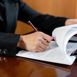 Antrag wird händisch ausgefüllt