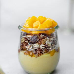 Joghurt mit Granola und Mango.