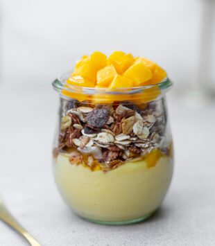 Joghurt mit Granola und Mango.