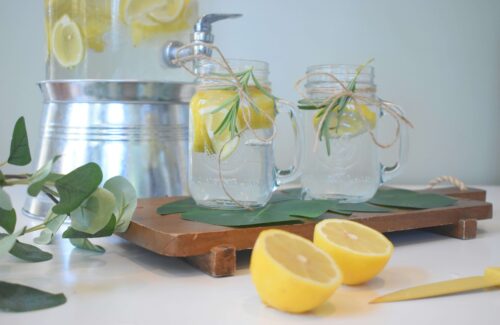 zwei mit Zitronenwasser gefüllte Gläser