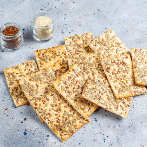 Einige Scheiben Knäckebrot mit frischen Saaten.