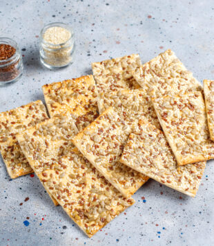 Einige Scheiben Knäckebrot mit frischen Saaten.