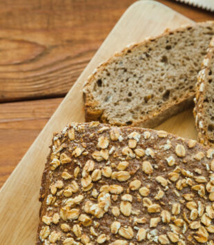 Ein aufgeschnittenes Haferbrot.