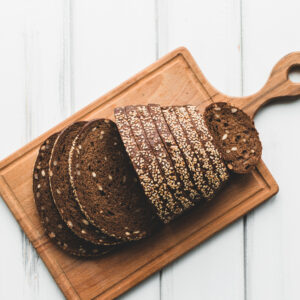 Ein Brett mit einem aufgeschnittenem Schwarzbrot.