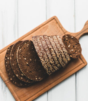 Ein Brett mit einem aufgeschnittenem Schwarzbrot.