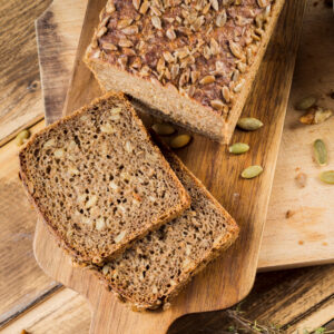 Ein Brot aus gekeimten Getreide.