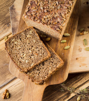 Ein Brot aus gekeimten Getreide.
