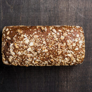 Ein Leib eiweißhaltiges Brot aus verschiedenen Saaten und Kernen.