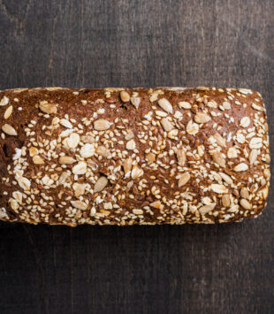Ein Leib eiweißhaltiges Brot aus verschiedenen Saaten und Kernen.